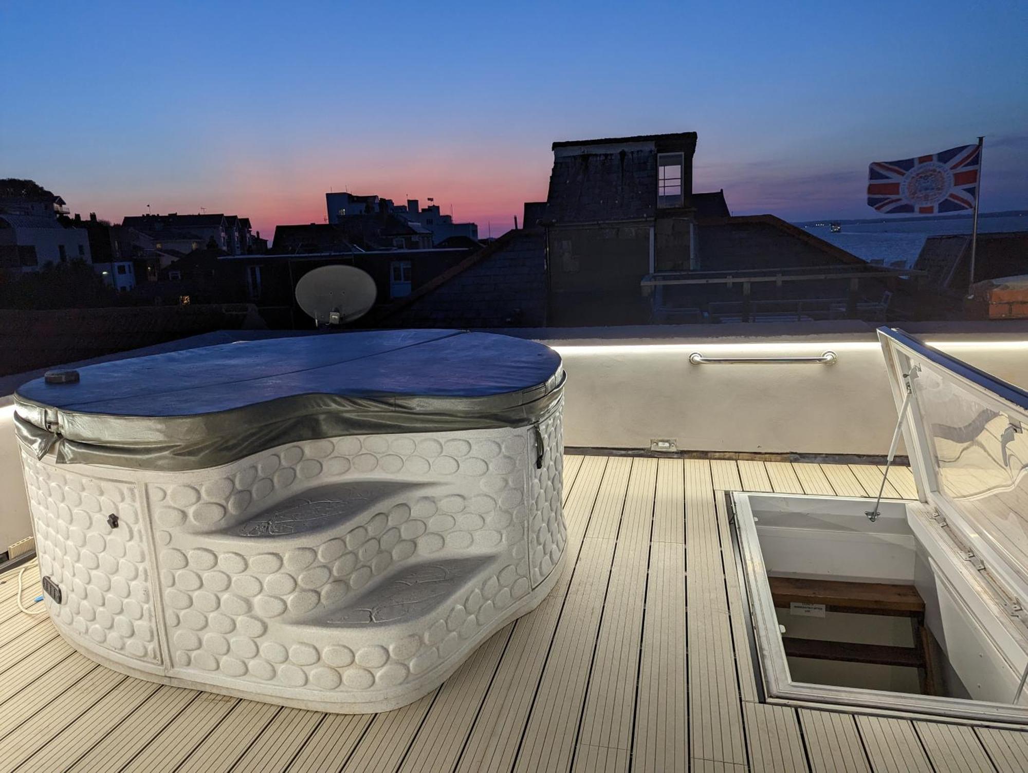 Seafarer'S View - 6 Bedroom Townhouse In Cowes, Parking & Seaviews. คาวส์ ภายนอก รูปภาพ